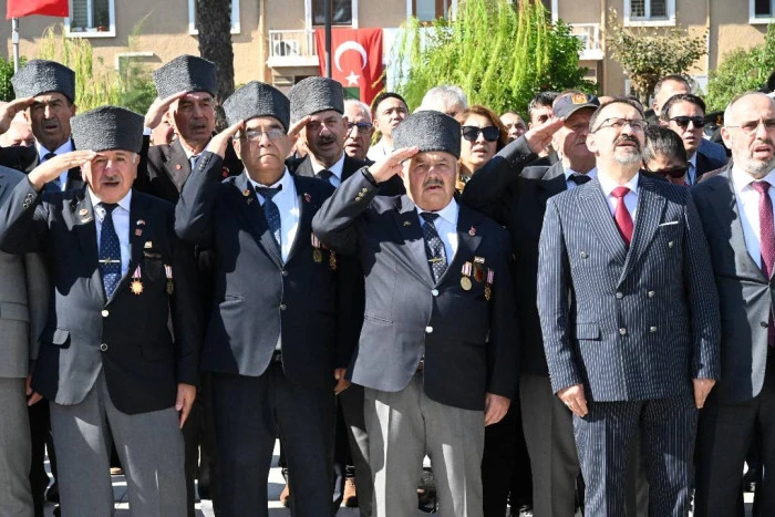 Cumhuriyet'in 102'nci yılında, çelenkler sunuldu