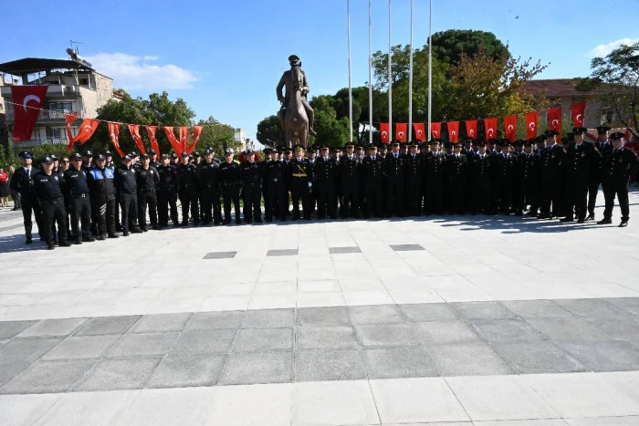 Cumhuriyet'in 102'nci yılında, çelenkler sunuldu