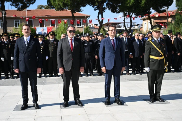 Cumhuriyet'in 102'nci yılında, çelenkler sunuldu