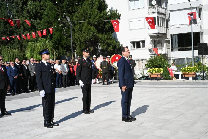 Cumhuriyet'in 102'nci yılında, çelenkler sunuldu