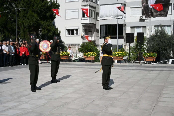 Cumhuriyet'in 102'nci yılında, çelenkler sunuldu