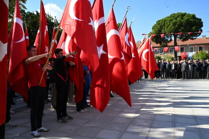 Cumhuriyet'in 102'nci yılında, çelenkler sunuldu