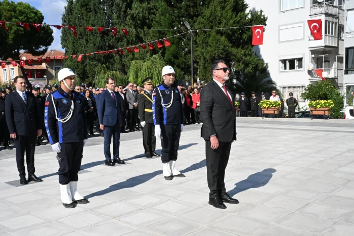 Cumhuriyet'in 102'nci yılında, çelenkler sunuldu
