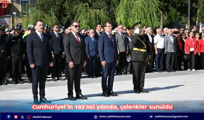 Cumhuriyet'in 102'nci yılında, çelenkler sunuldu
