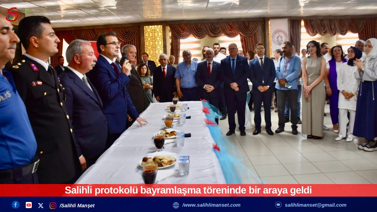 Salihli protokolü bayramlaşma töreninde bir araya geldi