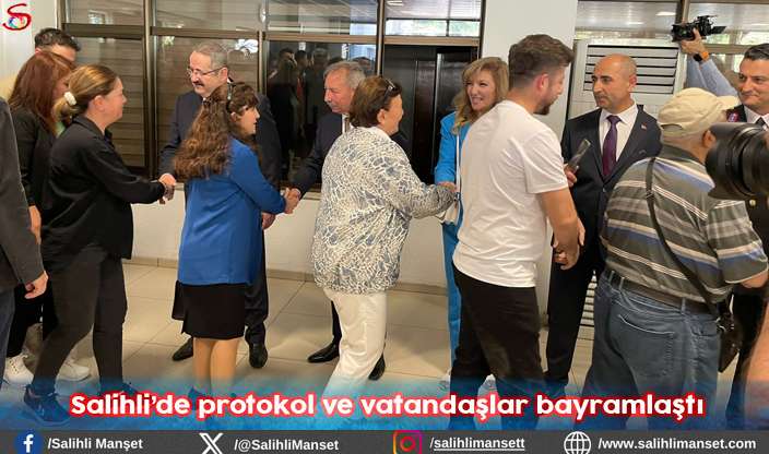 Salihli’de protokol ve vatandaşlar bayramlaştı